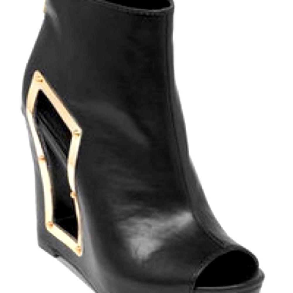Hollow wedge heel. Functional back zipper.